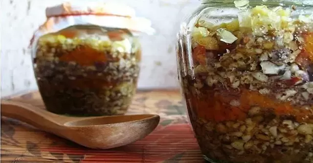 Mistura de nozes com mel para aumentar a potência